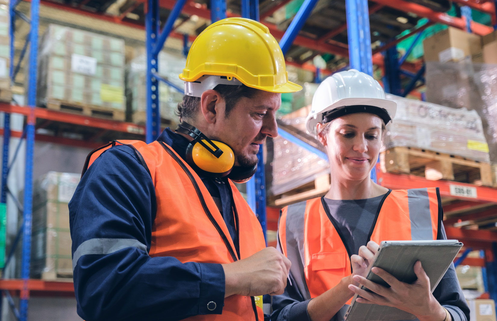 Contargo Mitarbeiter schauen auf ein Notepad in einer Lagerhalle