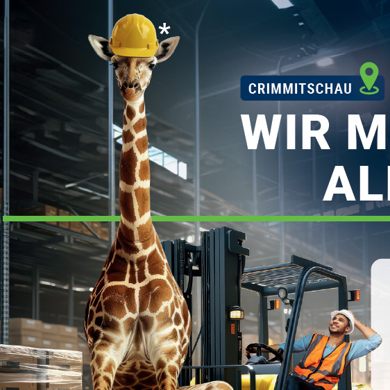 Giraffe mit Bauhelm in einem Lager