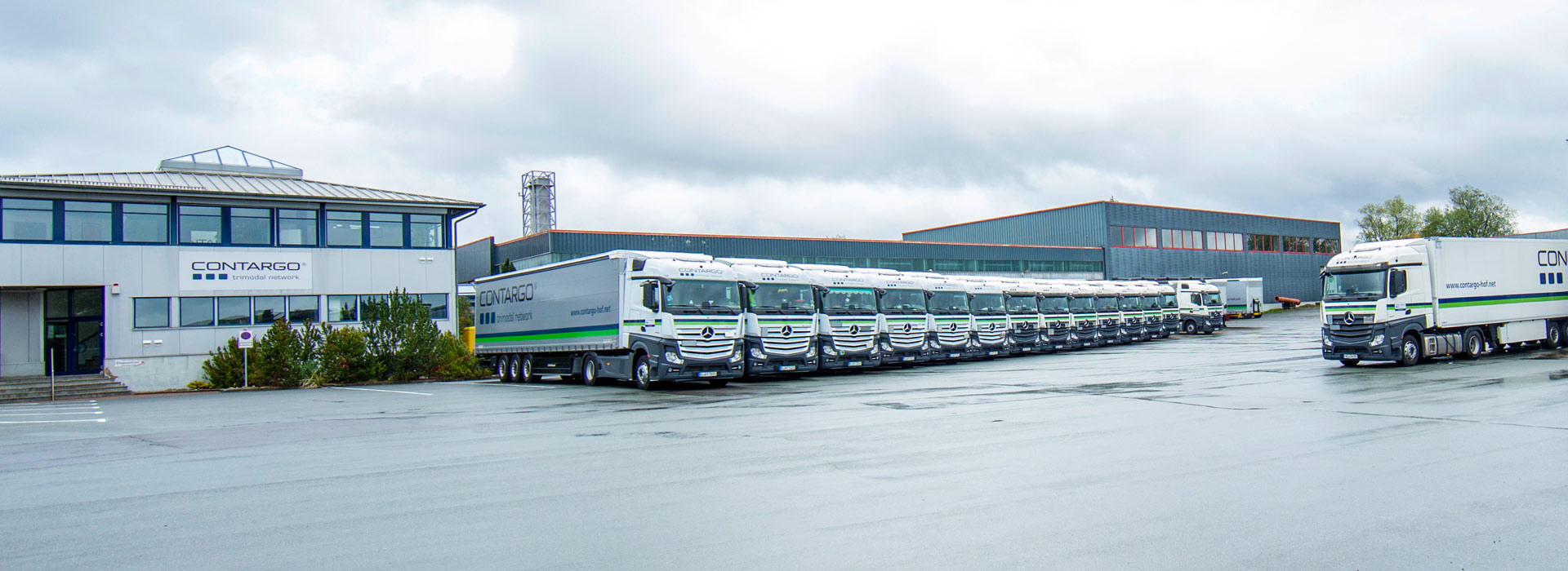 Anreihung von Lkw an dem Logistikstandort Hof