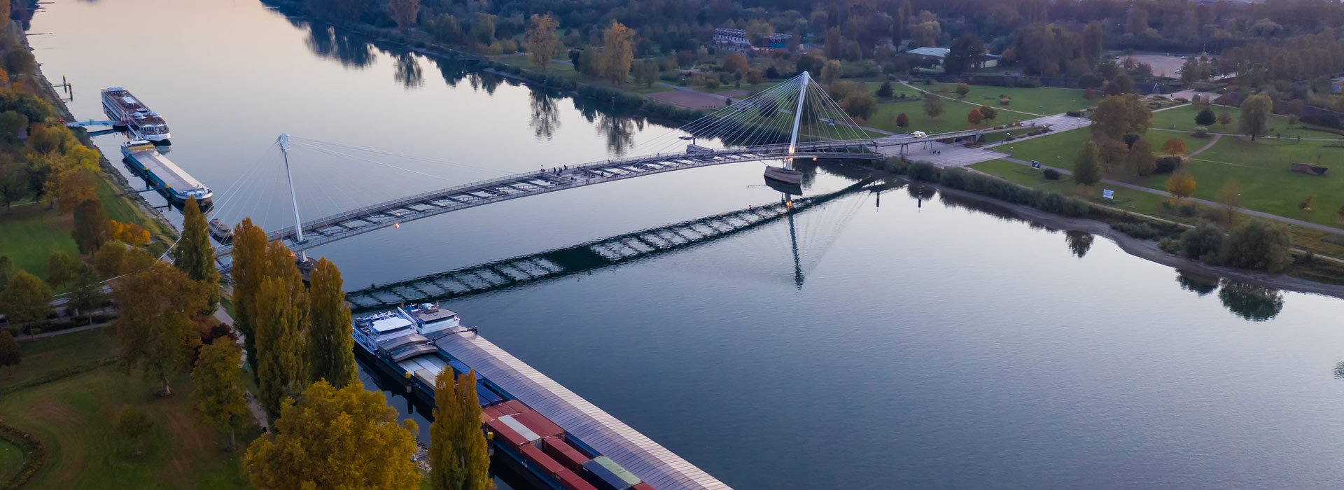 Barge auf dem Rhein bei der Brücke in Kehl