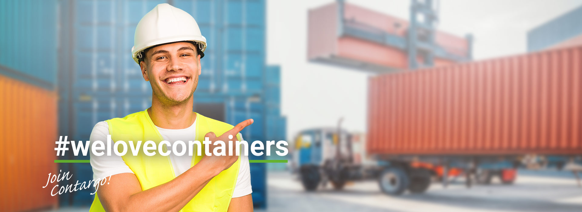 Auszubildender in Helm und Warnweste vor Container-Terminal