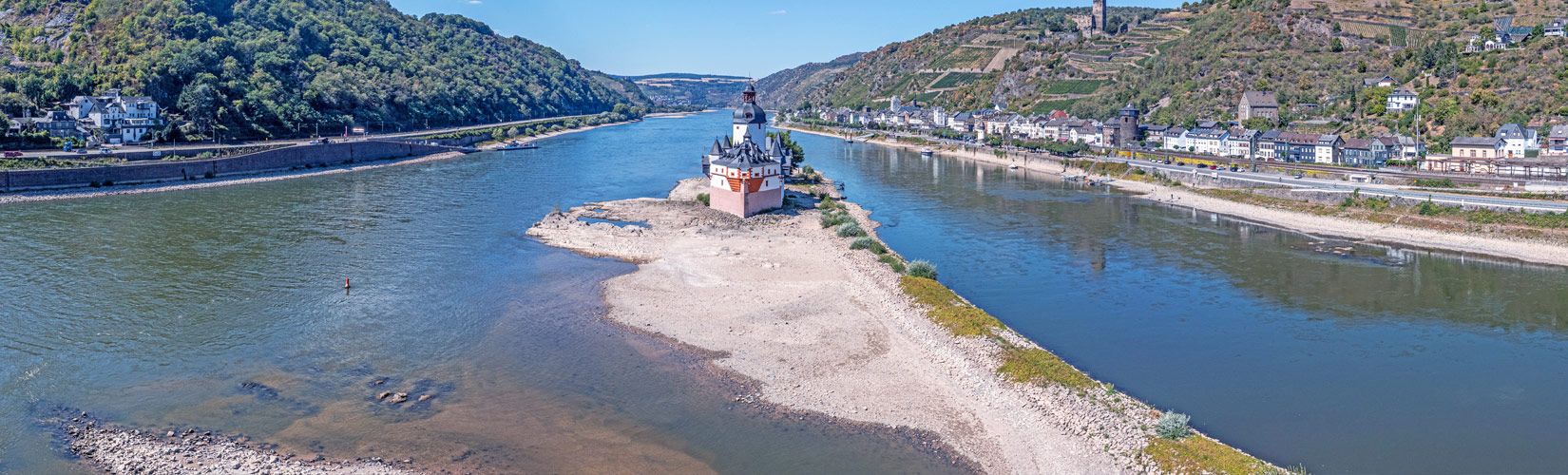 Fluss mit Kleinwasser mit Landschaft links und rechts