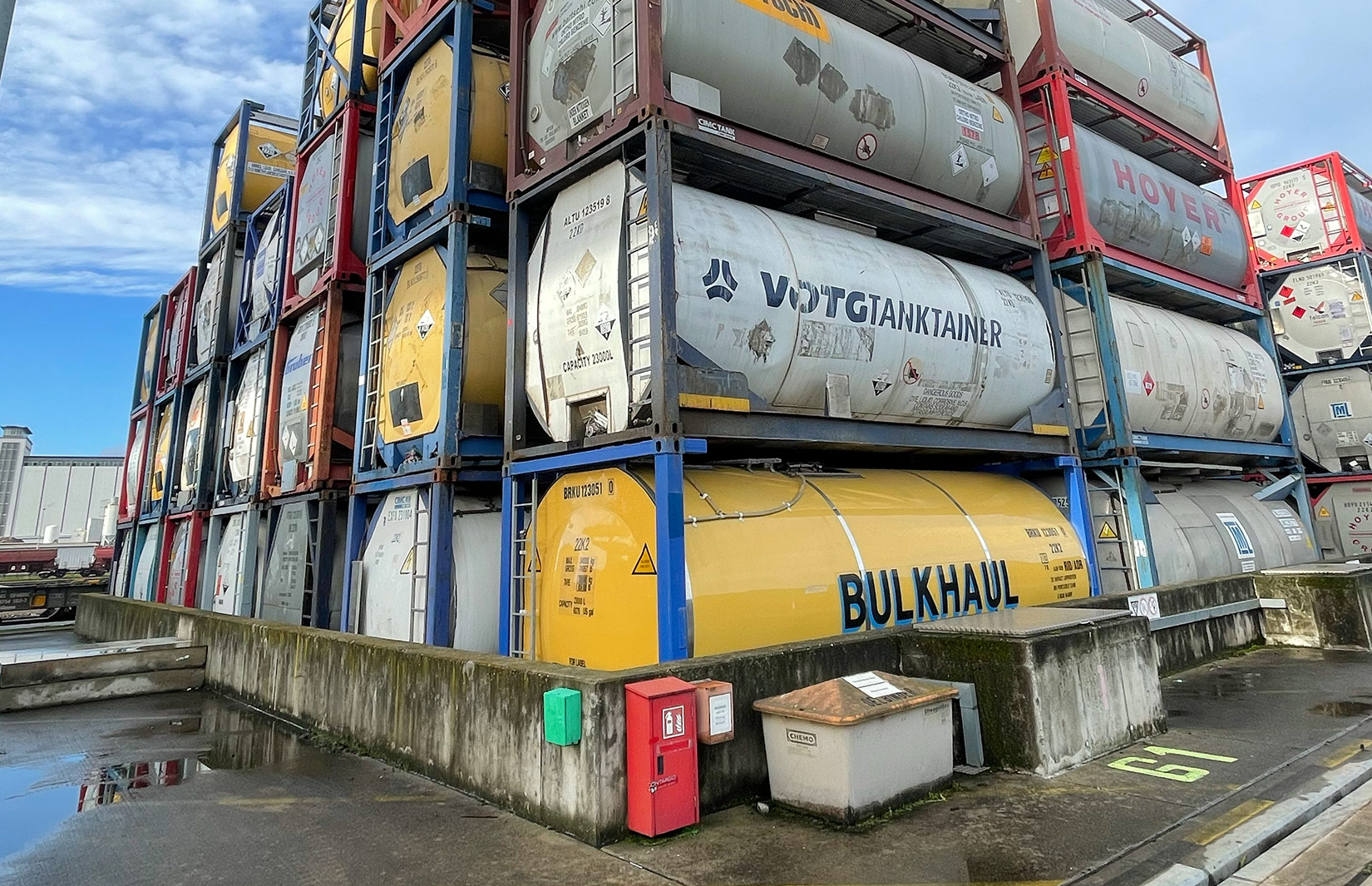 Gestapelte Gefahrgutcontainer