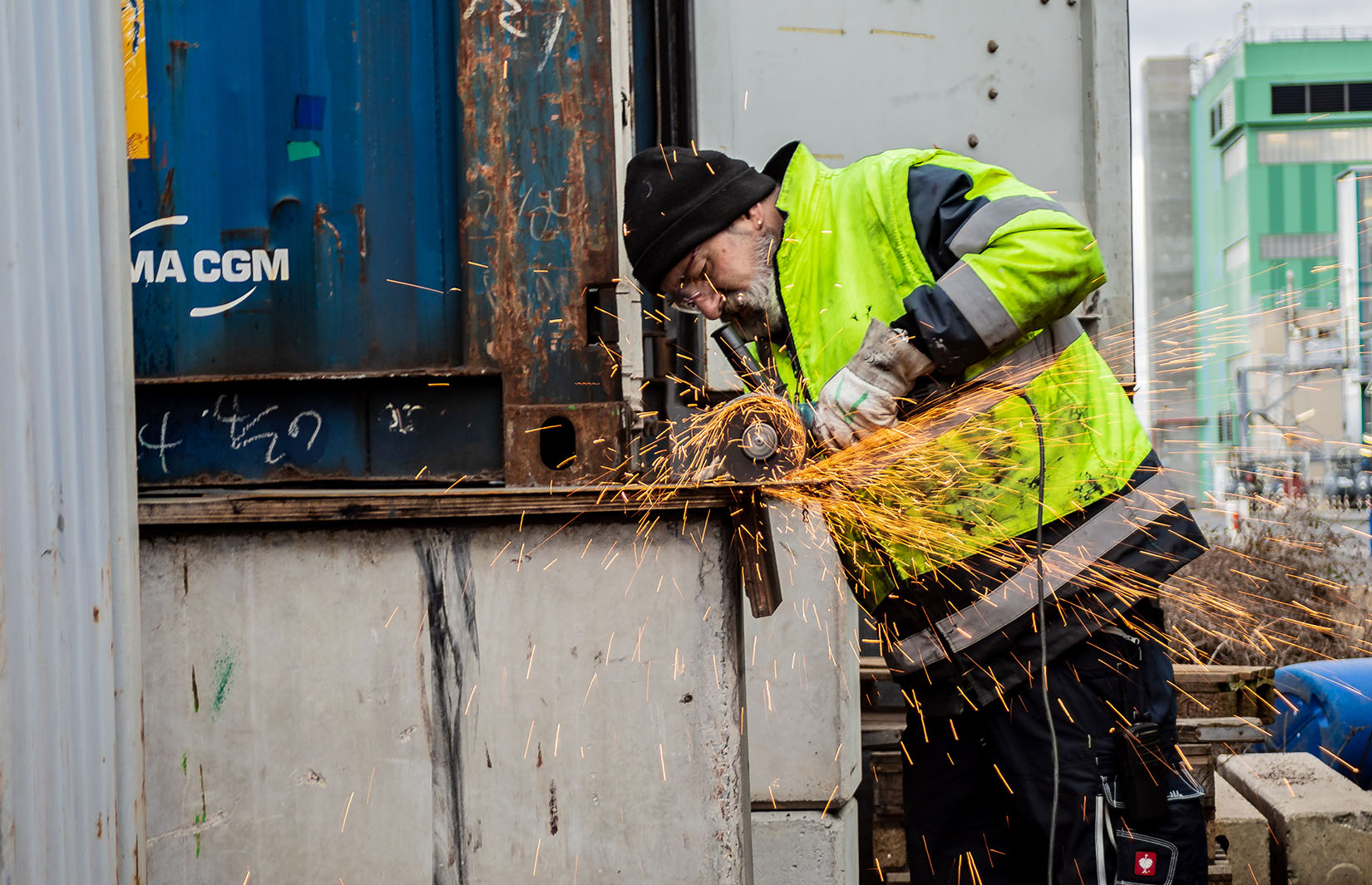 Terminal Mitarbeiter führt Schweissarbeiten am Container durch
