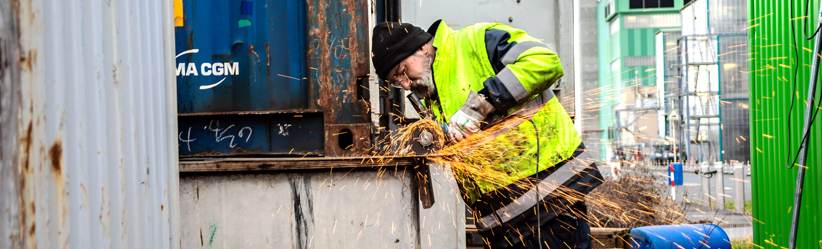 Contargo Mitarbeiter arbeitet an einem Container