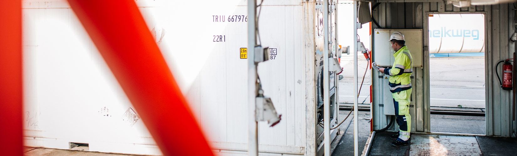 Reefer Container Contargo Mitarbeiter arbeitet an einem Reefer-Container