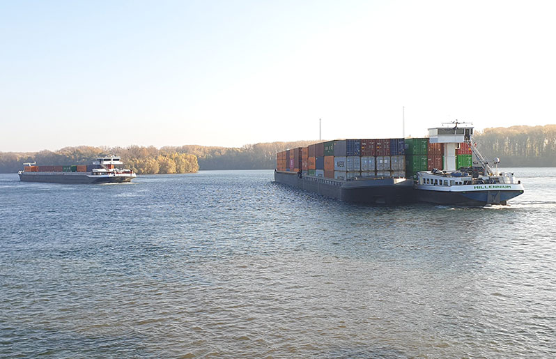 Binnenschif an der Anlegestelle