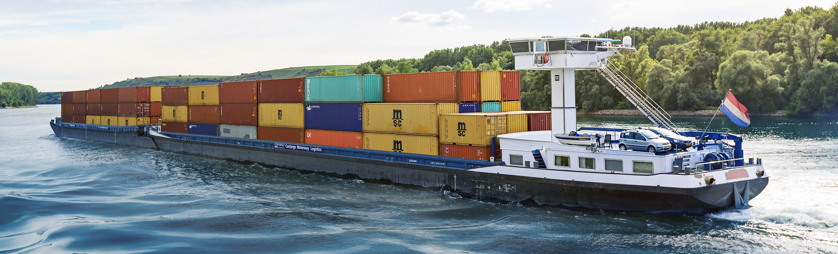 Binnenschiff Eine mit Containern beladene Barge auf dem Rhein