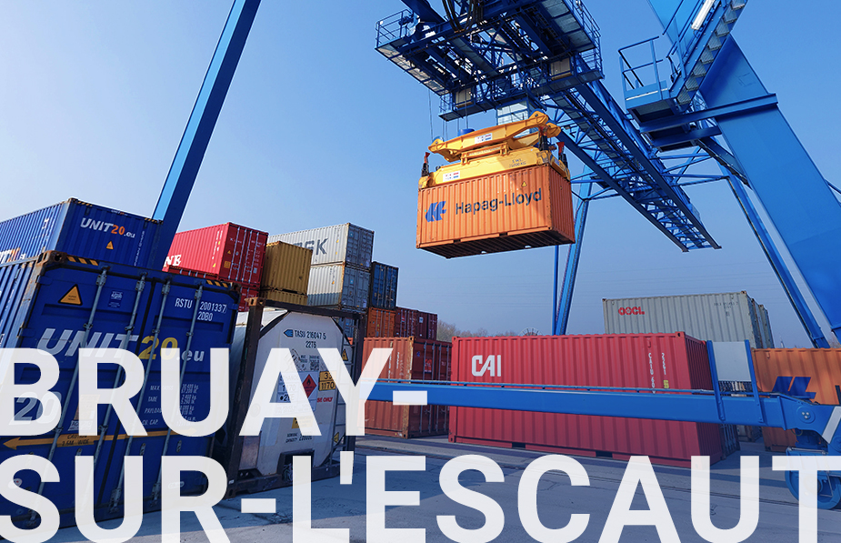 Container Terminal mit einem blauen Kran, der einen Container anhebt. Unten links ein Schriftzug "Bruay Sur-L'escaut"