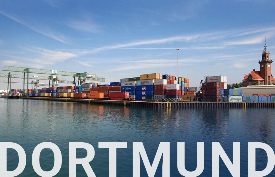 Container-Terminal Dortmund mit Fluss im Vordergrund und weissen Schriftzug "Dortmund"