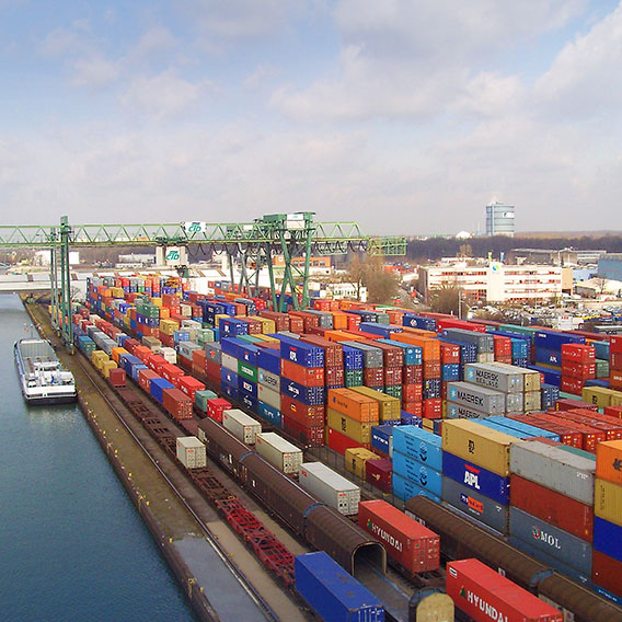 Luftaufnahme von einem Container Terminal am Fluss