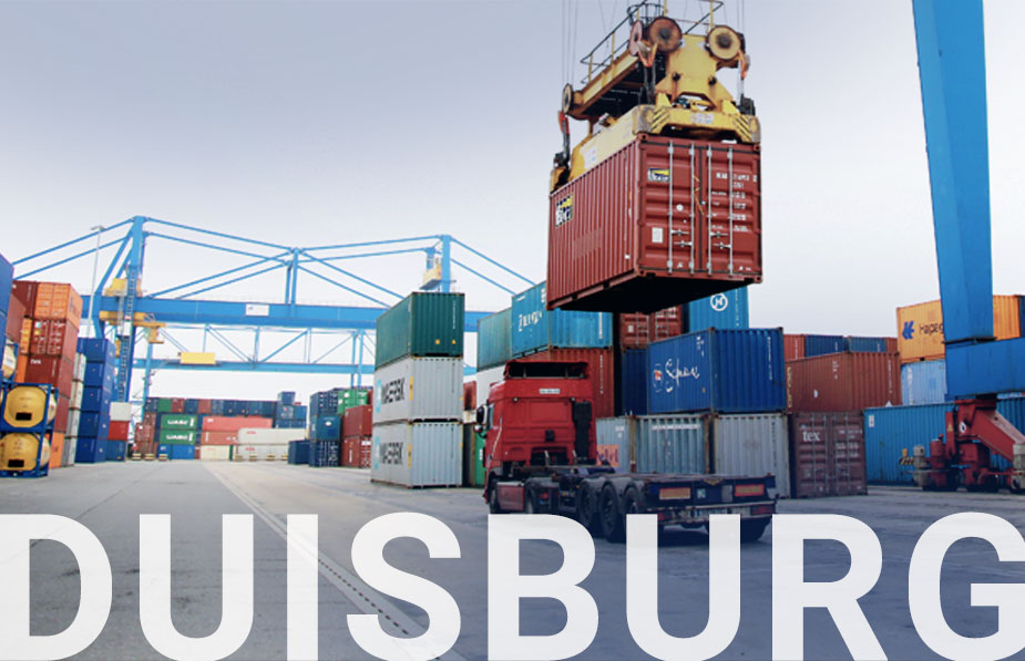 Container wird auf einen LKW aufgesetzt. Im Hintergrund Containerstapel und Kräne. Unten links ein Schriftzug "Duisburg"