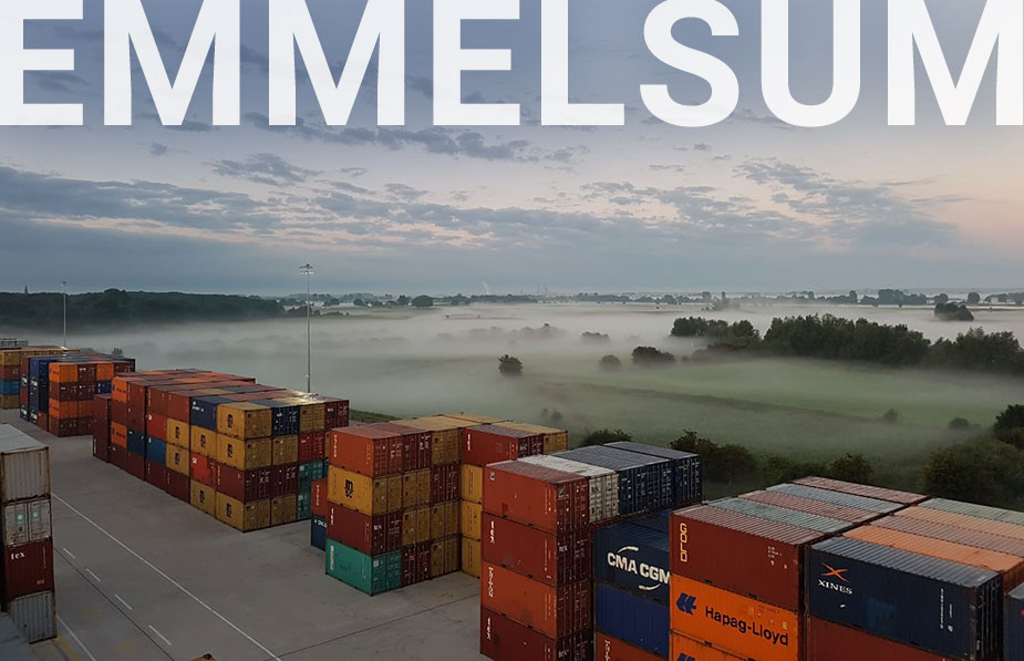 Container-Terminal Emmelsum im Vordergrund mit nebeliger Landschaft und weissen Schriftzug "Emmelsum" im Hintergrund