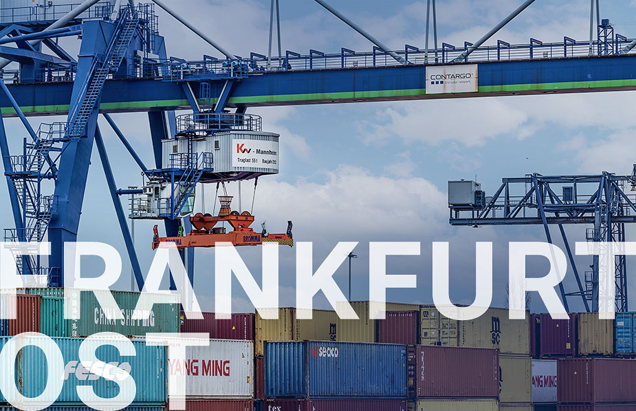 Zwei Blaue Krananlagen mit diversen Containerstapel im Vordergrund und einem Schriftzug Frankfurt Ost