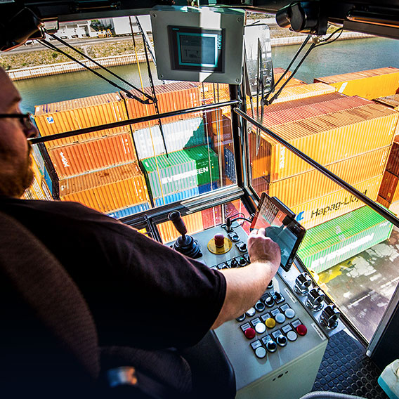 Innensicht aus einem Kranführerhaus mit dem Blick auf ein Container-Terminal