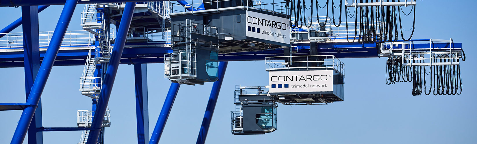 Führerhaus einer Krananlage am Container-Terminal Neuss