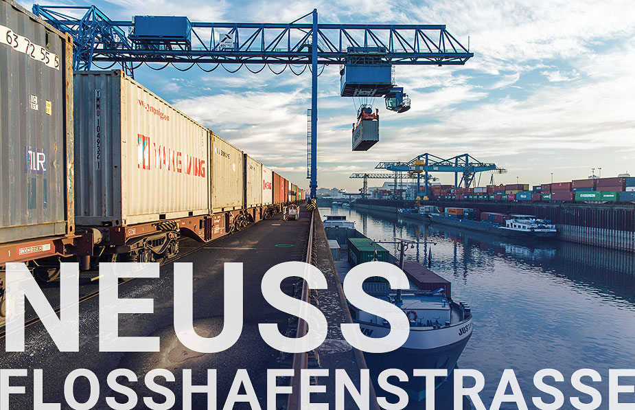 Container Terminal am Fluss. Containerzug und Binnenschiff im Vordergrund. Kran im Hintergrund.