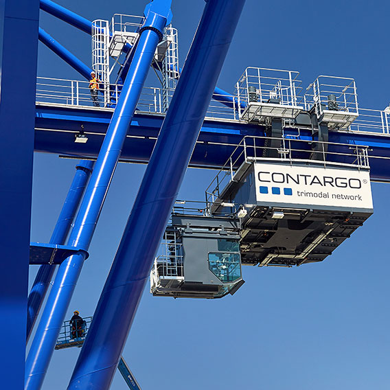 Kranführerhaus an einem großen Containerkran. Blauer Himmel.