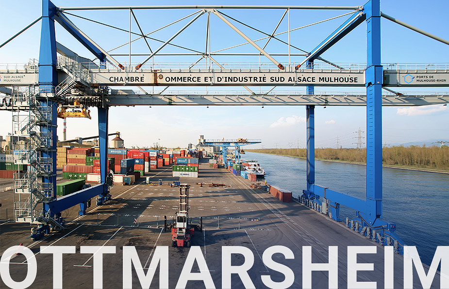 Contargo Terminal mit Containerstapel und Krananlagen angrenzend am Fluss