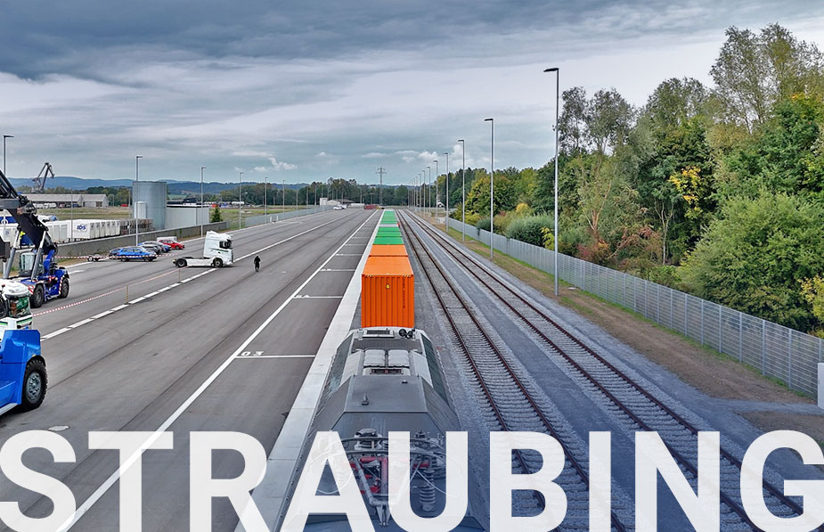 ein Zug, der auf dem leeren Terminal steht. Rechts daneben zwei weitere Gleise