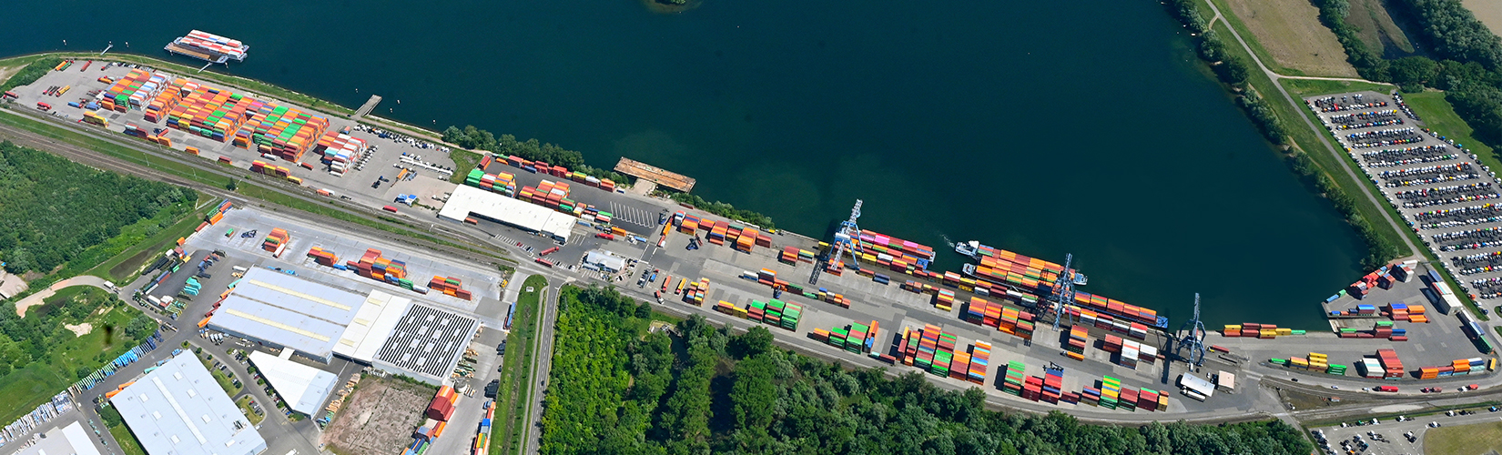 Vogelperspektive vom Container-Terminal im Hafenbecken