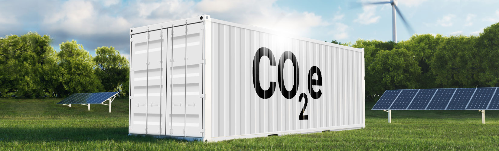 Emissionen Weisser Container auf einer Wiese mit Windräder und PV-Anlage