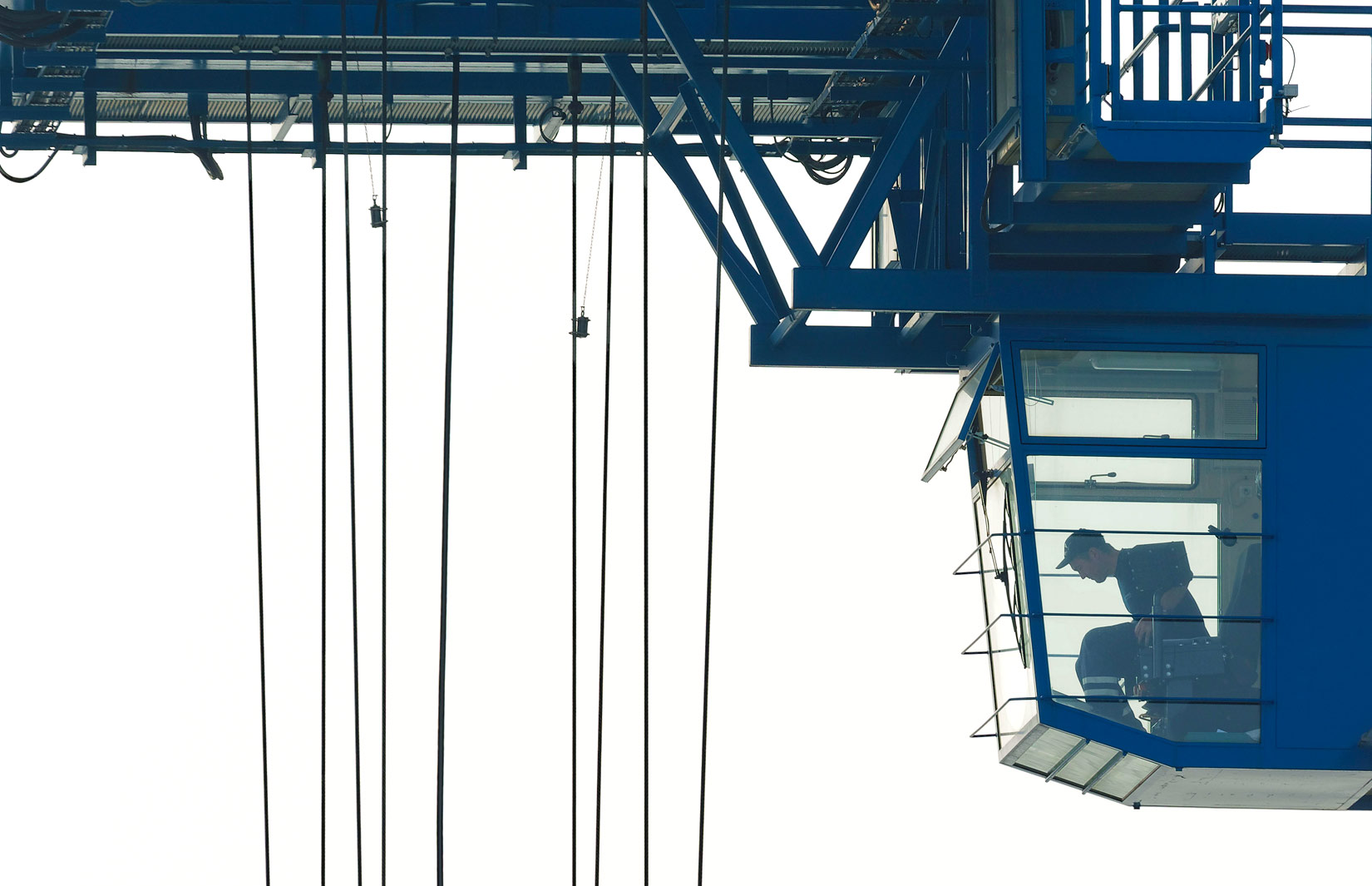 Contargo Mitarbeiter, der vom Kran nach unten schaut