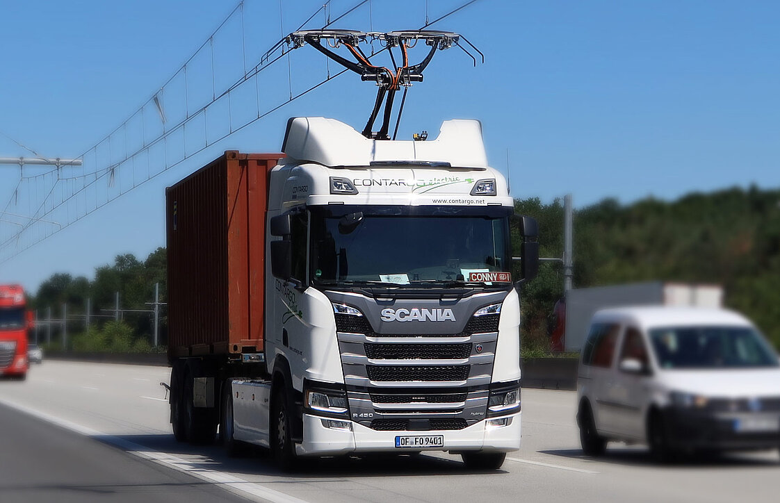 Hybrid LKW an einer Oberleitung