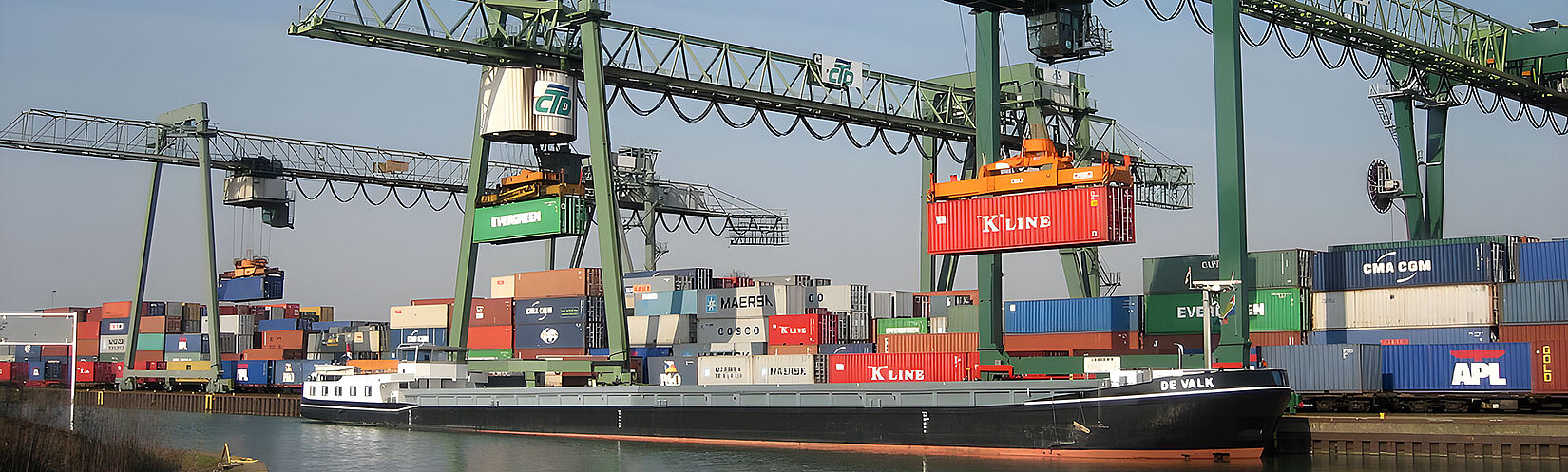 Terminal Dortmund Container-Terminal Dortmund mit Fluss im Vordergrund