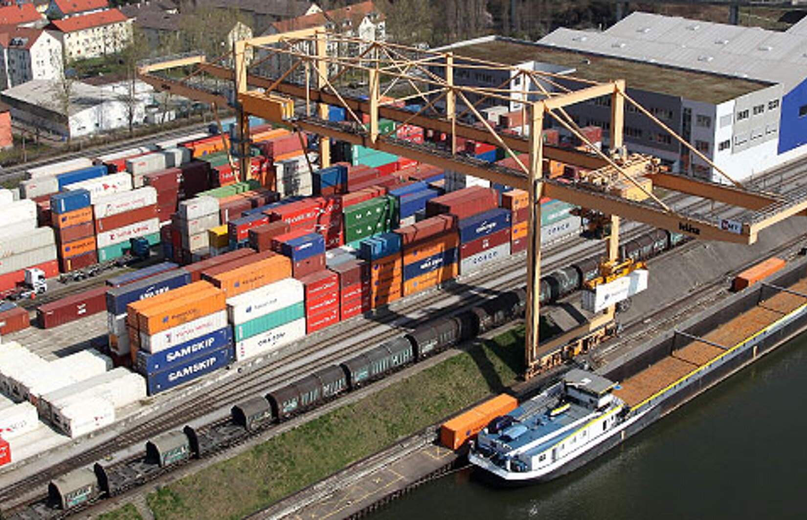 Container-Terminal Basel aus der Vogelperspektive
