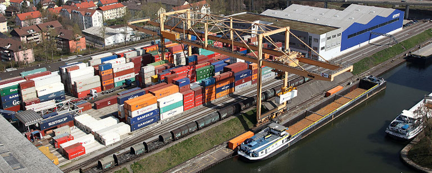 Vogelperspektive auf ein Binnenschiff, das am Container-Terminal anlegt