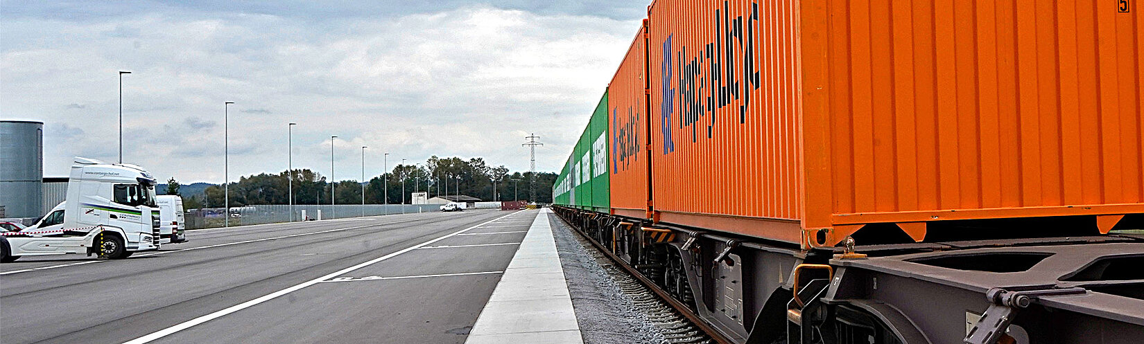 Rail mit Containern auf dem Container-Terminal