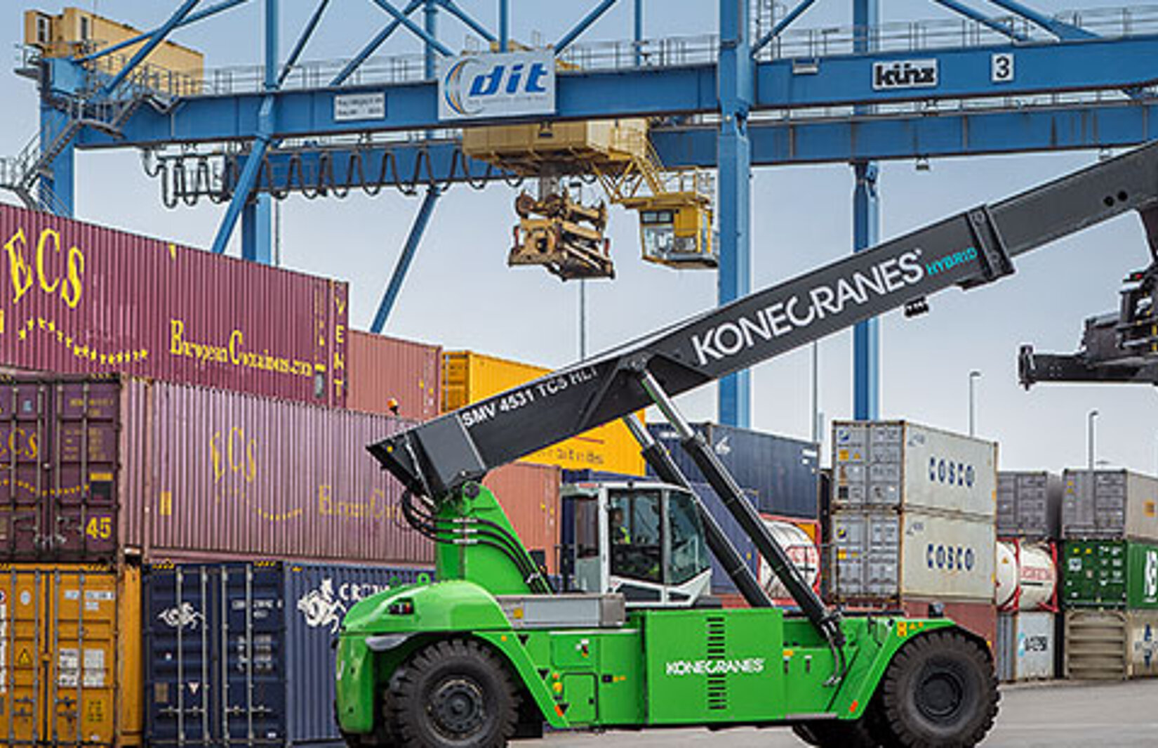Reachstacker auf dem Container-Terminal in Duisburg mit Krananlagen im Hintergrund
