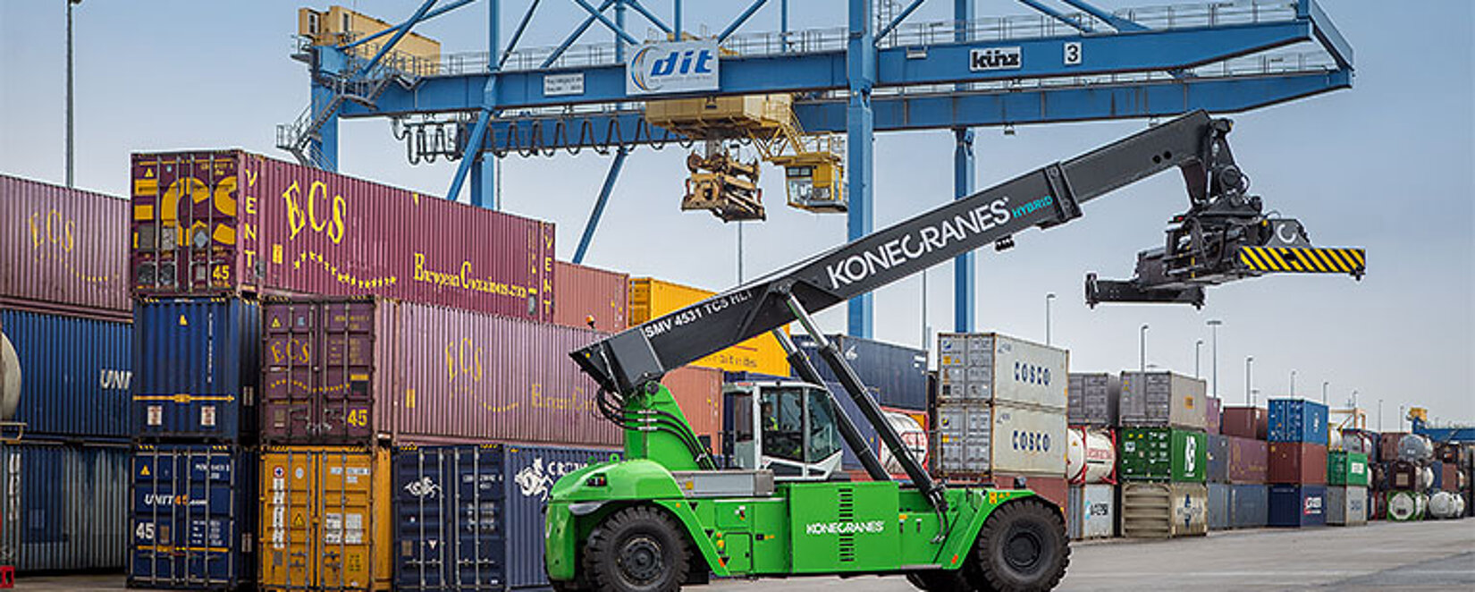 Reachstacker auf dem Container-Terminal in Duisburg mit Krananlagen im Hintergrund