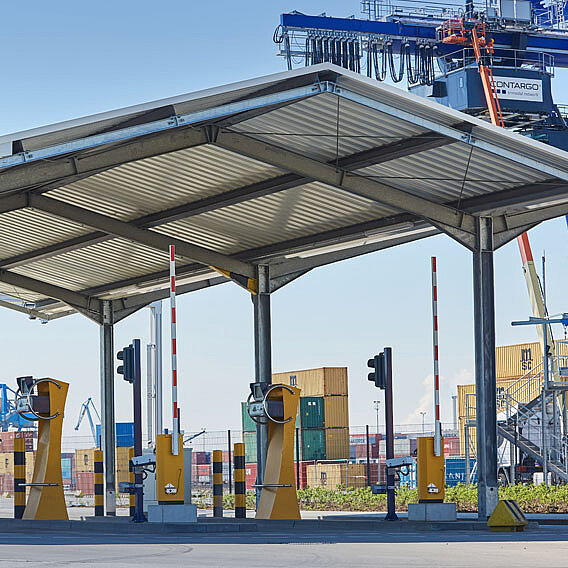 Lkw Einfahrt am Container-Terminal