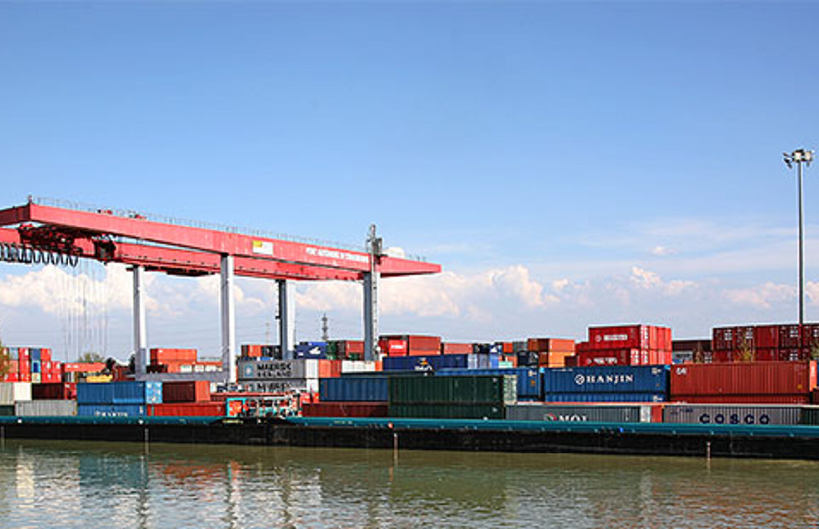 Container-Terminal Strasbourg Süd mit Fluss im Vordergrund