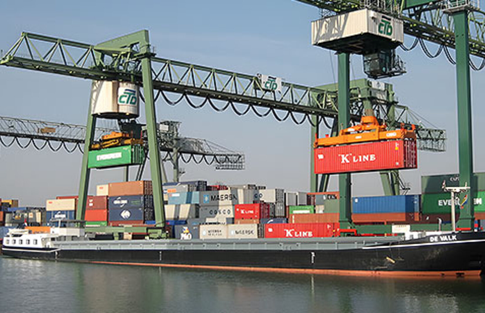 Container-Terminal Dortmund mit Fluss im Vordergrund