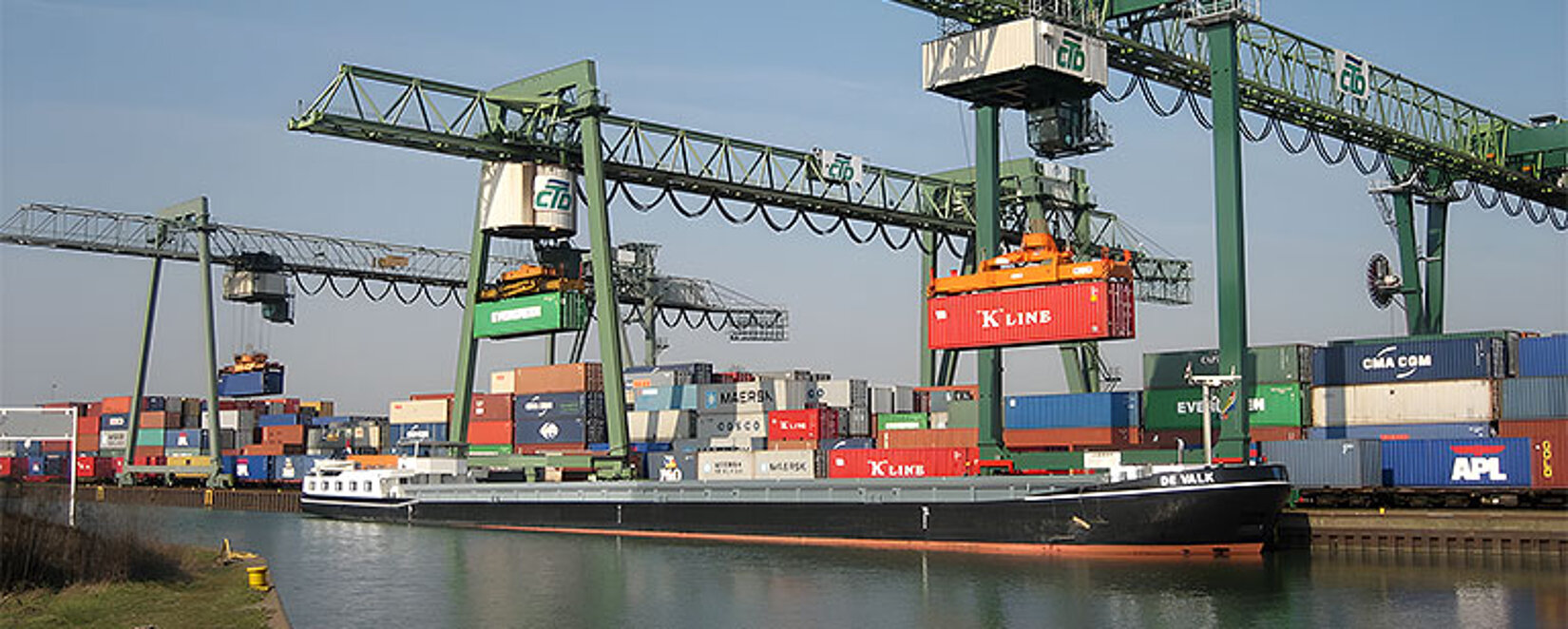 Container-Terminal Dortmund mit Fluss im Vordergrund