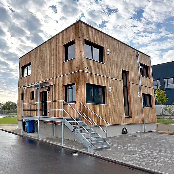 Bürogebäude mit Holzfassade in Straubing