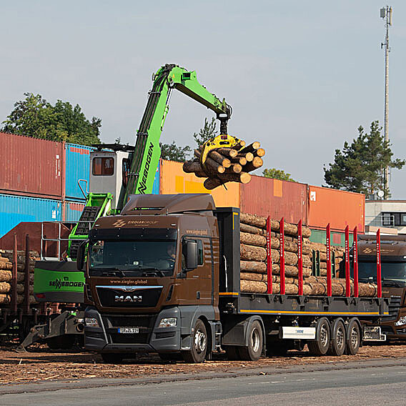 Holz wird auf dem Terminal Wiesau auf einen Lkw geladen