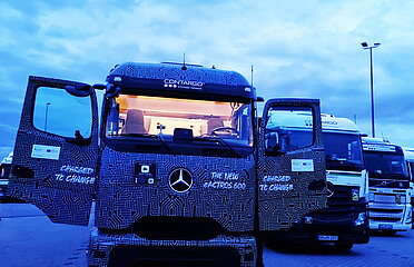 eActros E-Lkw bei Nacht mit geöffneten Türen auf dem Terminal