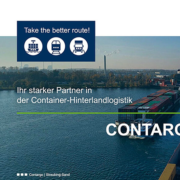 Barge legt am Terminal an. Containerstapel mit Krananlage im Hintergrund