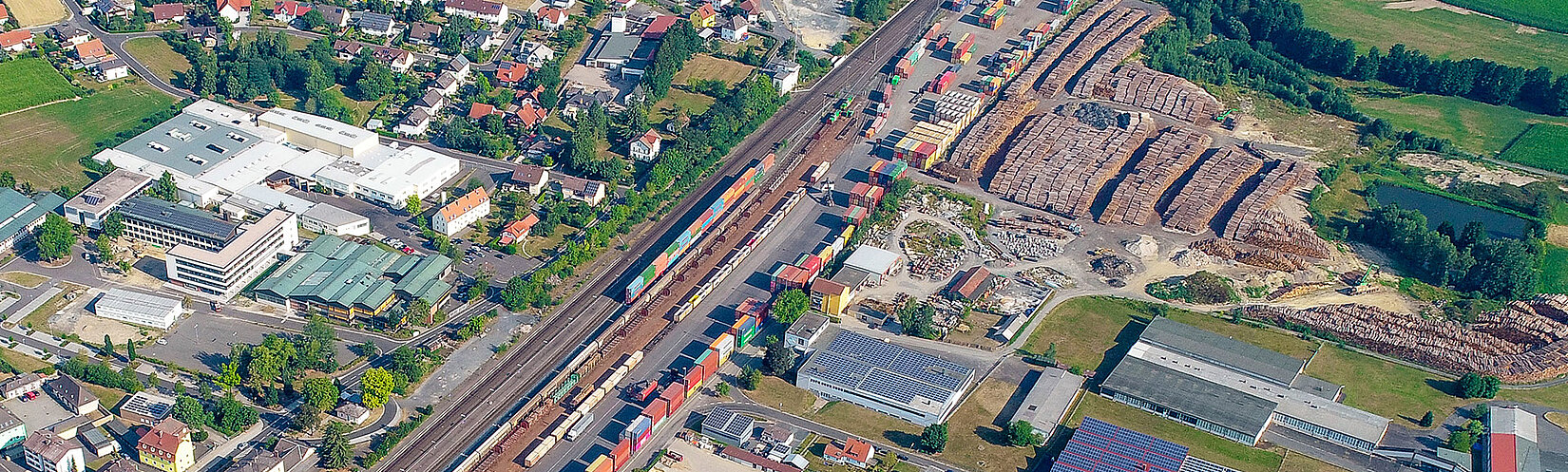 Vogelperspektive eines Container-Terminals und Industriehallen