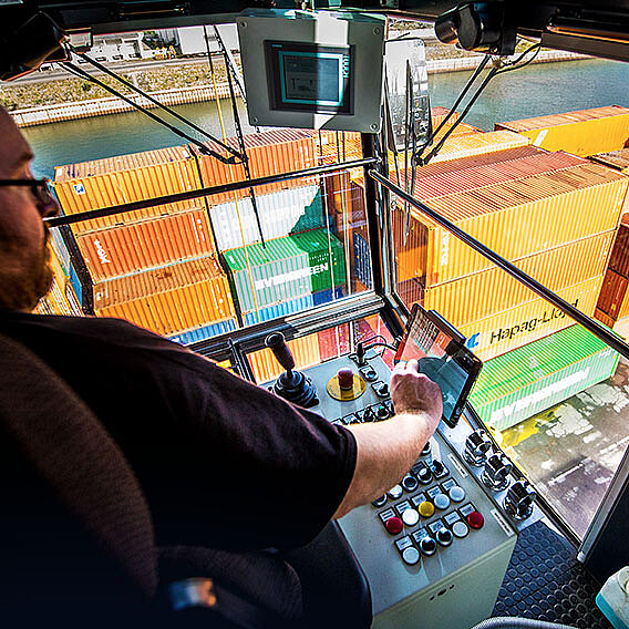 Innensicht aus einem Kranführerhaus mit dem Blick auf ein Container-Terminal