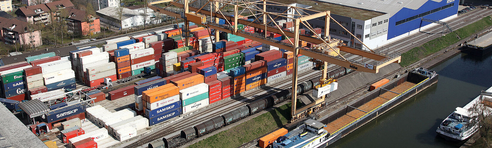 Container-Terminal in Basel aus der Vogelperspektive