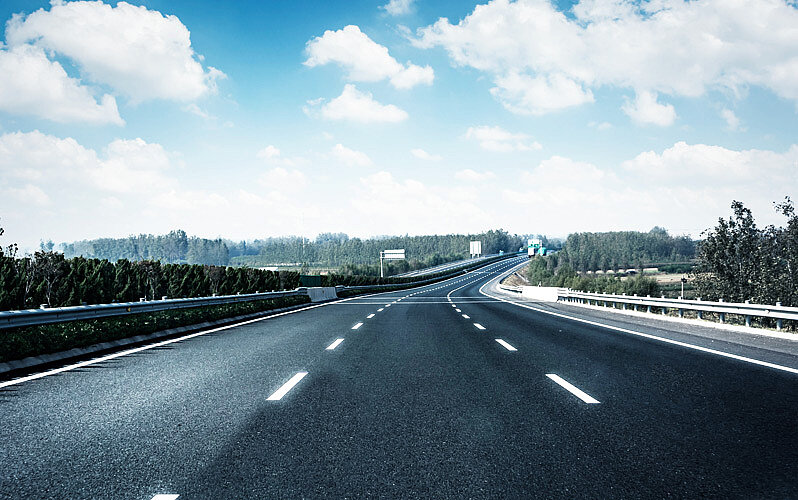 Straße im Hintergrund mit Lkw Icon im Vordergrund