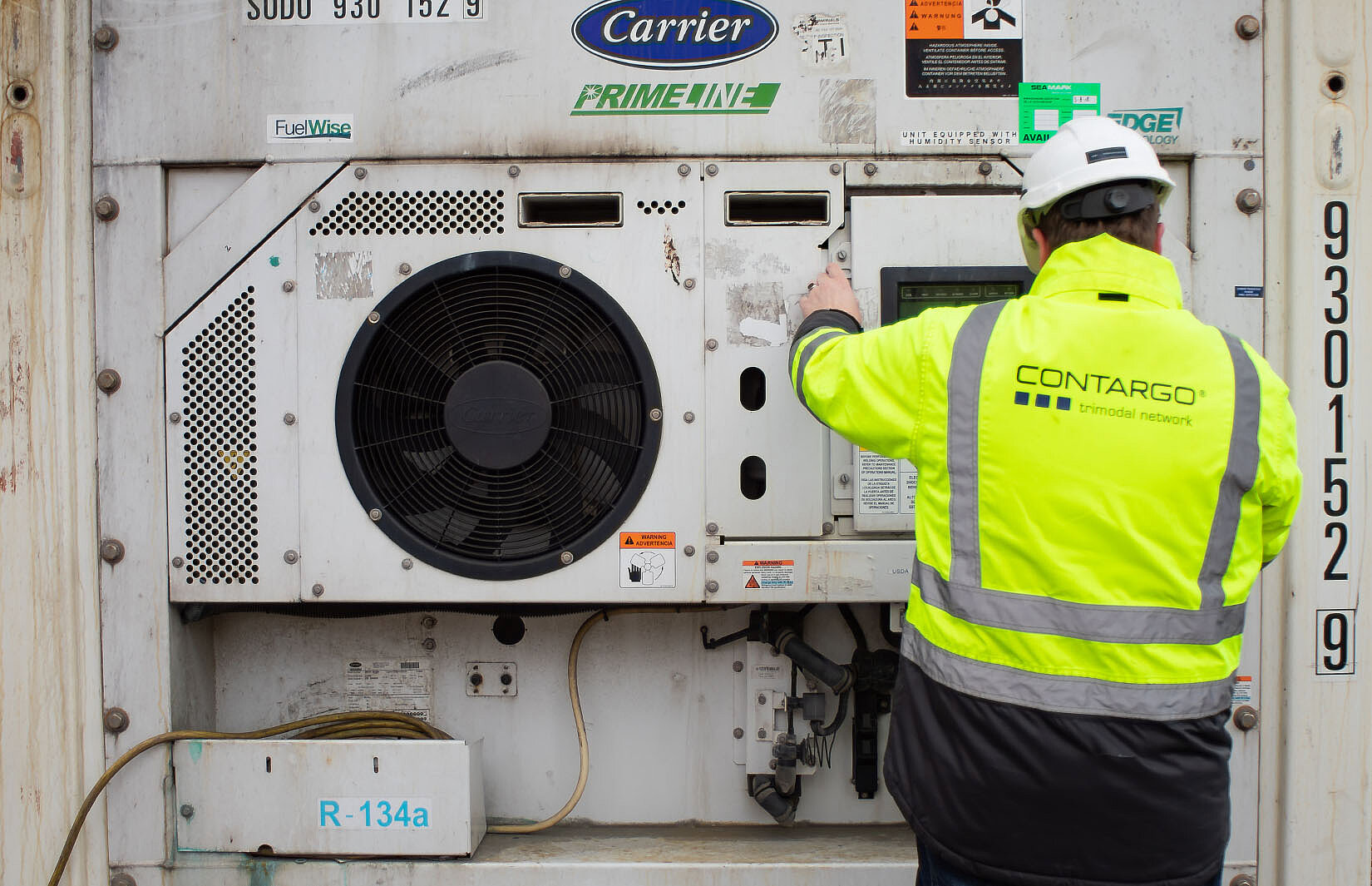 Terminal Mitarbeiter arbeitet an einem Reefer Container