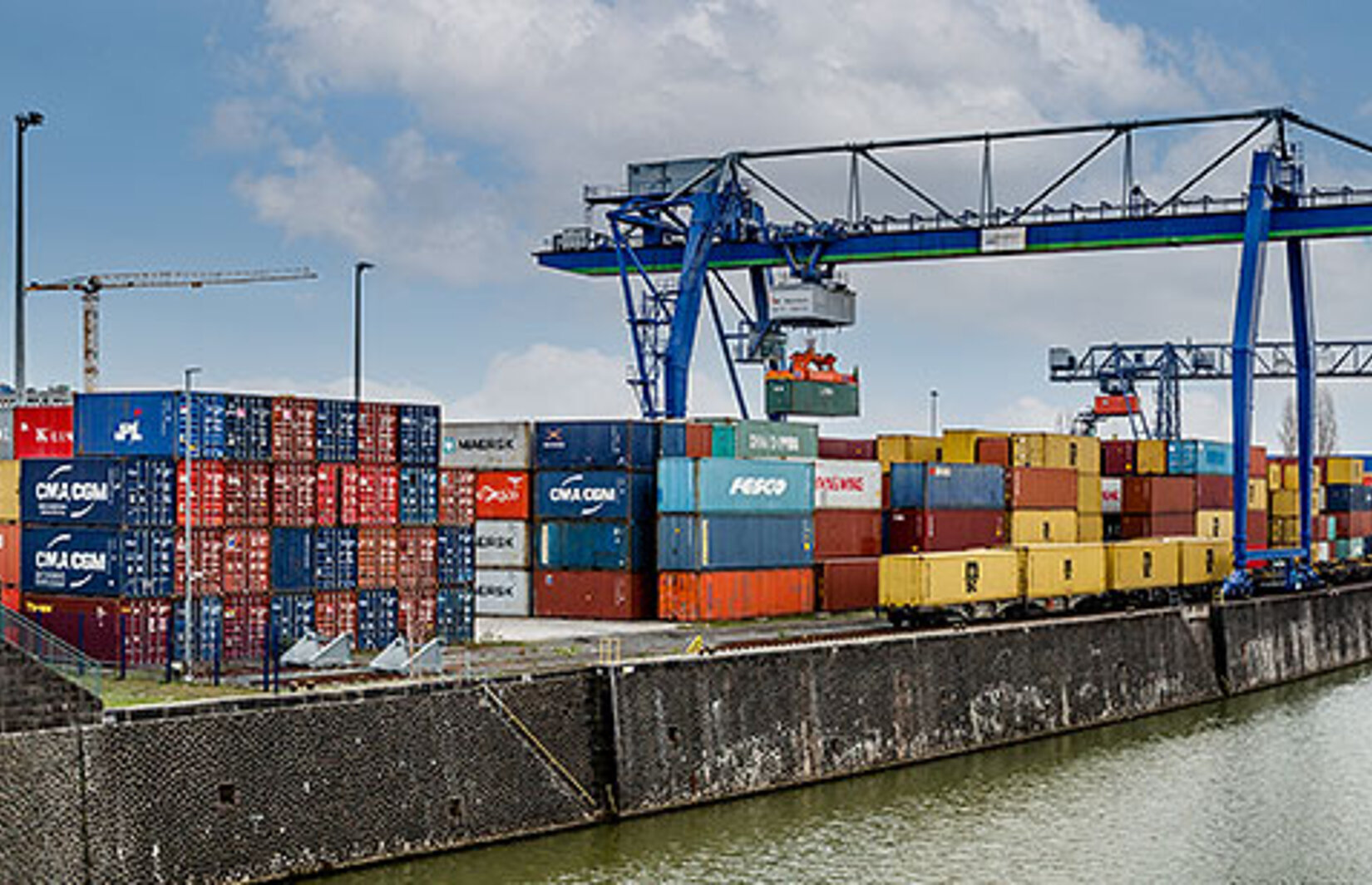 Container-Terminal Frankfurt-Ost mit Krananlage und Fluss im Vordergrund