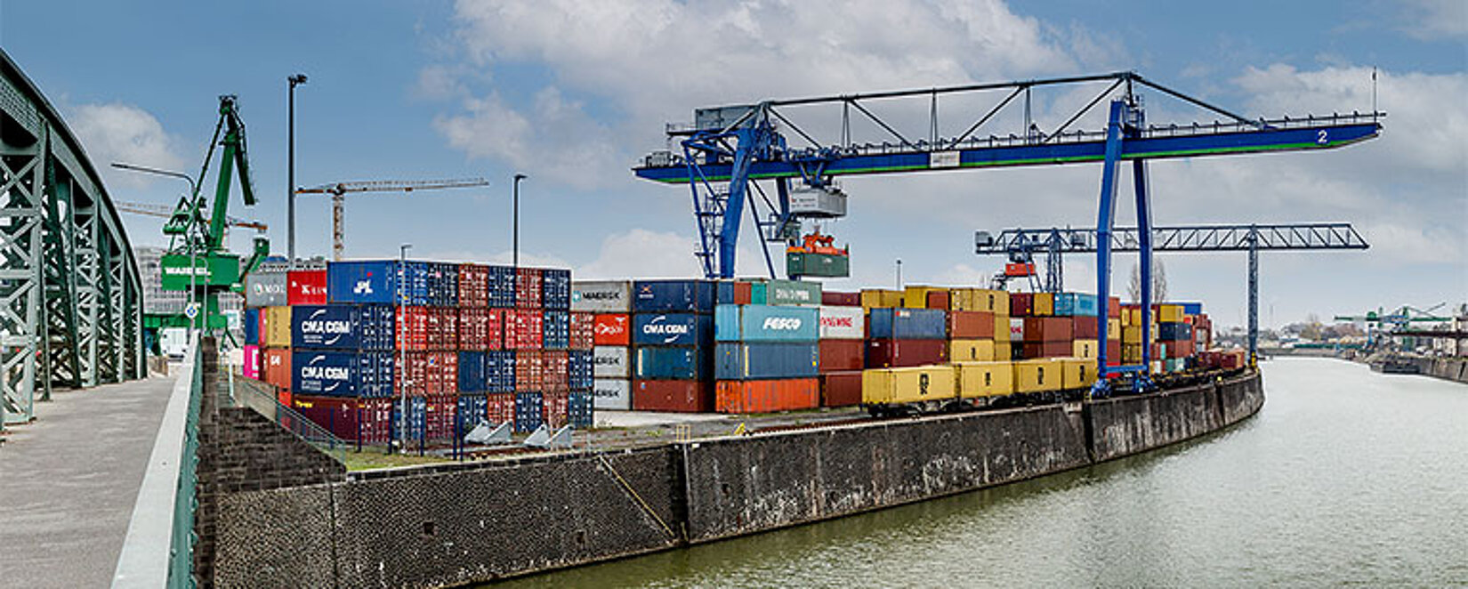 Container-Terminal Frankfurt-Ost mit Krananlage und Fluss im Vordergrund