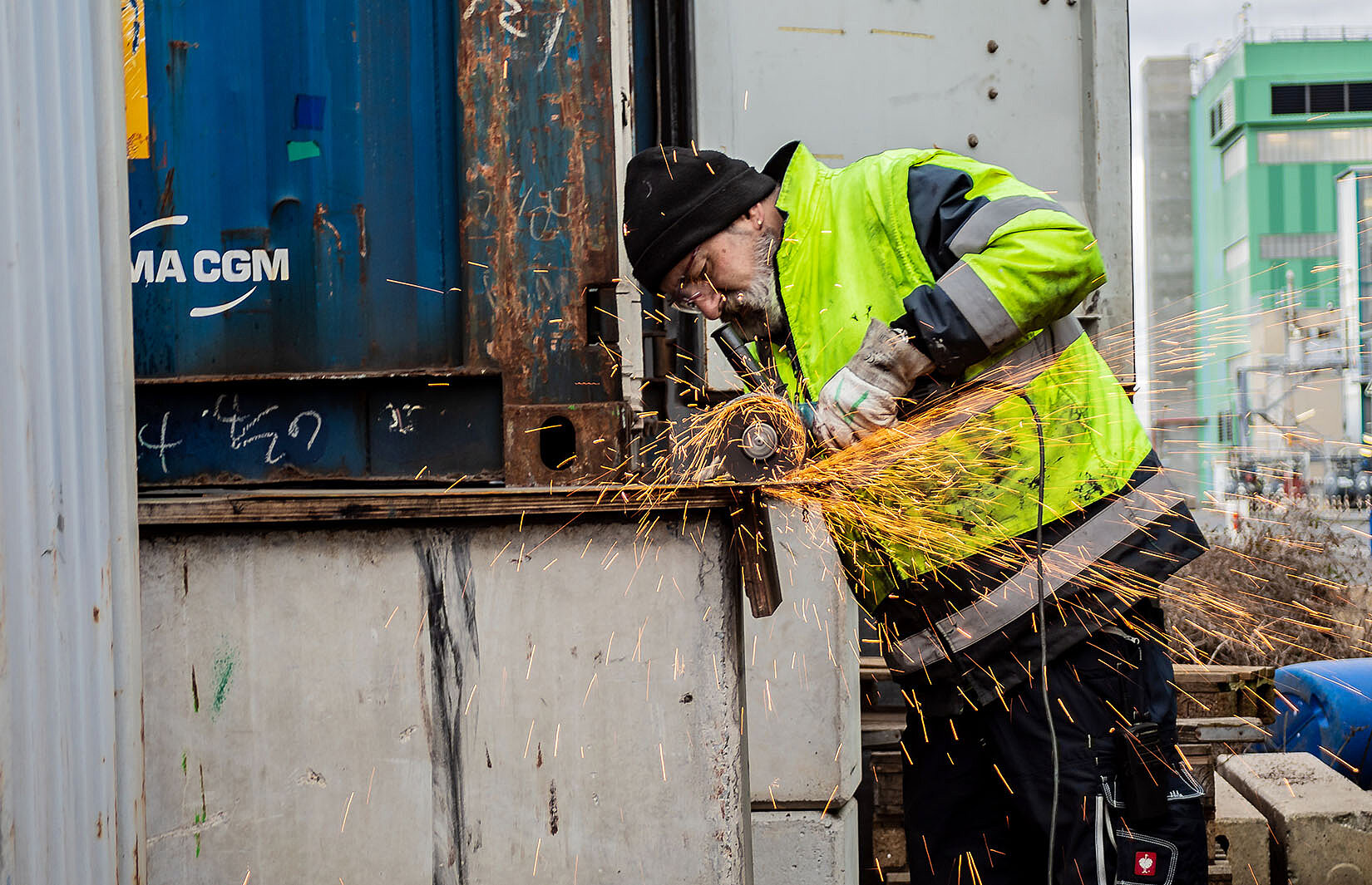 Terminal Mitarbeiter führt Schweissarbeiten am Container durch